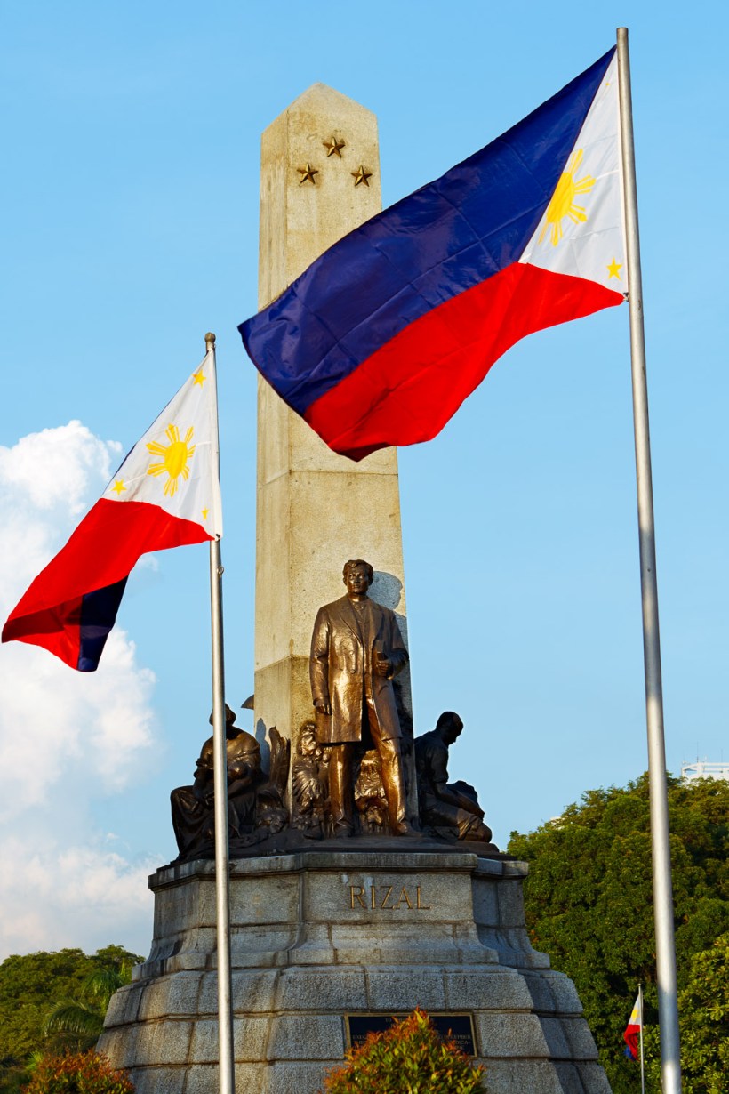 Rizal_Monument_and_the_Philippine_National_Flag